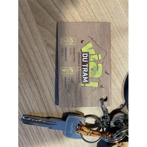 Carte de visite en bois gravée laser - Fabrication française solidaire