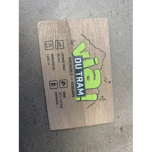 Carte de visite en bois gravée laser - Fabrication française solidaire