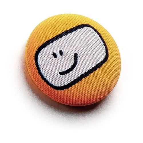 Badge 50mm Textile Brodé Personnalisé - Épingle ou Magnet