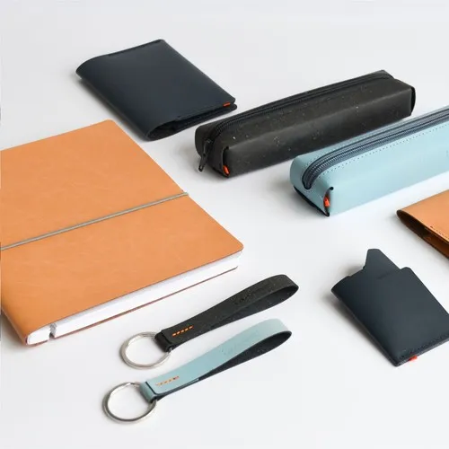 Recycled Leather Cardholder porte-cartes