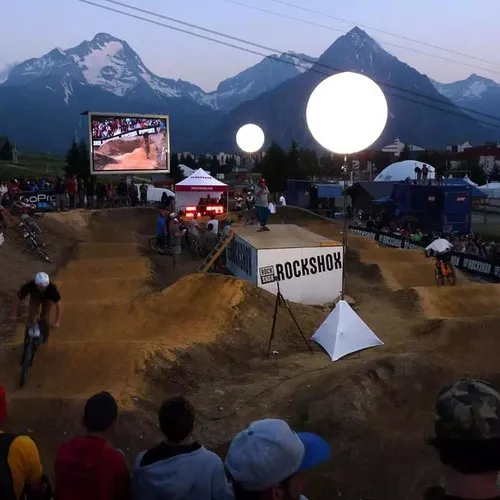 Ballon Géant Lumineux Personnalisable - PLV Gonflable Éclairante