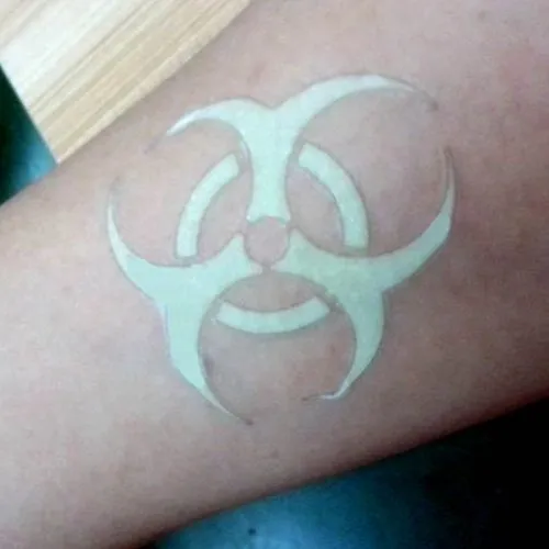 Tatouage temporaire luminescent personnalisé 50x50mm