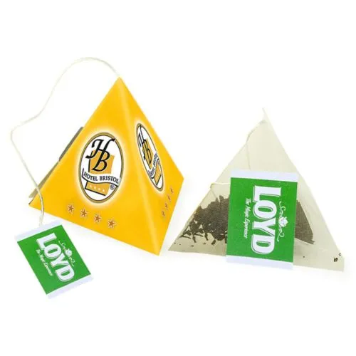Thé dans les pyramides avec étiquettes de vente au détail