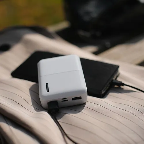 BATTERIE DE SECOURS EN PLASTIQUE RECYCLÉ ULTRA COMPACTE - 10 000 MAH - BLANC