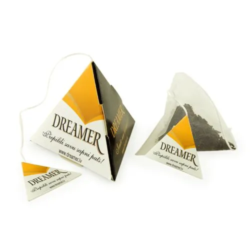 Thé dans les pyramides avec des étiquettes imprimées