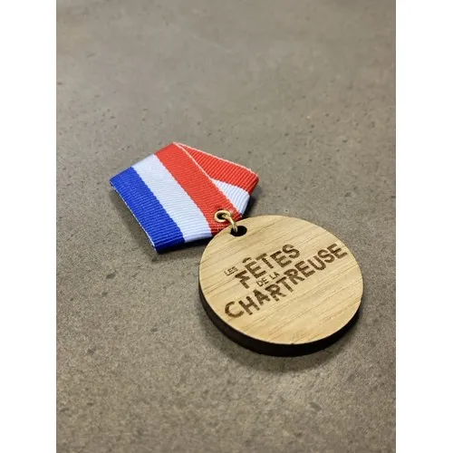 Badge broche bois français personnalisable - Fabrication solidaire