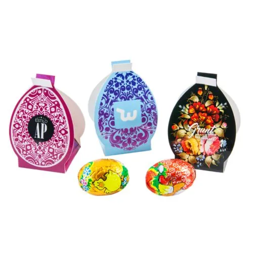 Chocolats dans des boîtes d'oeufs