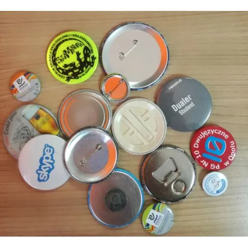 Badges Personnalisés Professionnels - Épingle, Magnet ou Décapsuleur