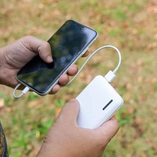 BATTERIE DE SECOURS EN PLASTIQUE RECYCLÉ ULTRA COMPACTE - 5000 MAH - BLANC