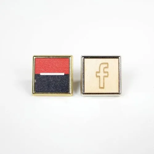 Pin's Carré Bois - France - Gris Argent