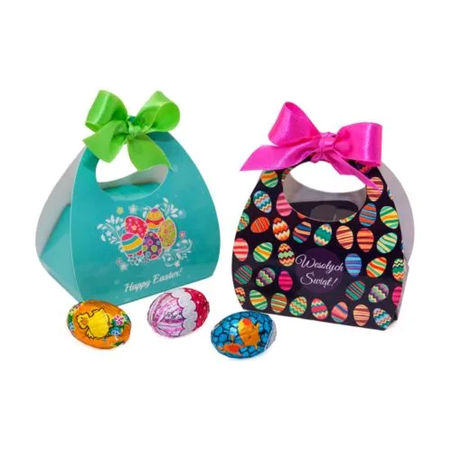 5 oeufs de pâques dans le panier