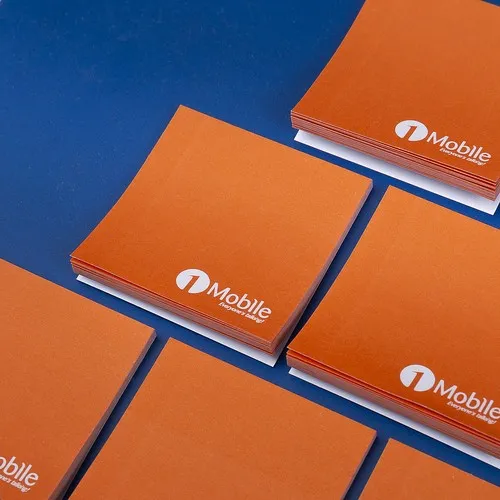 Blocs adhésifs sur tableau présentoir autoportant