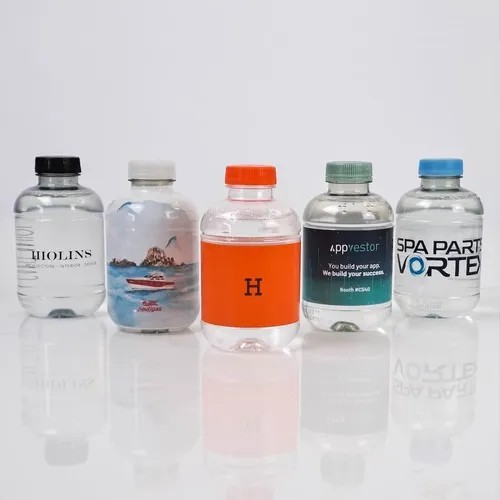 Bouteille d'eau personnalisée en PET recyclé 25cl ou 50cl. Bouchon noir. Étiquette papier, Quadri