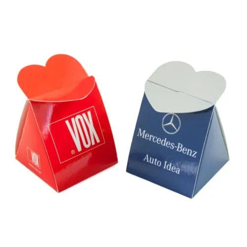 Chocolats dans des boîtes de coeur