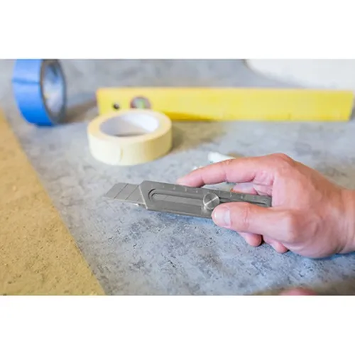 Cutter, règle, décapsuleur, clé à vis | Muireann