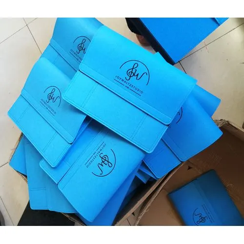 Étuis en Feutre Personnalisables - Packaging Écologique Premium