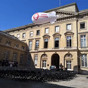 Grand dirigeable gonflable en extérieur et intérieur.