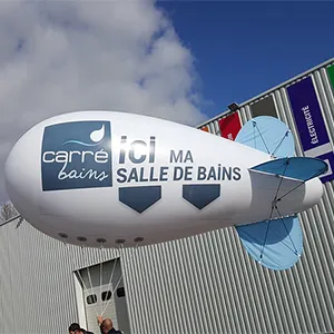 Grand dirigeable gonflable en extérieur et intérieur.