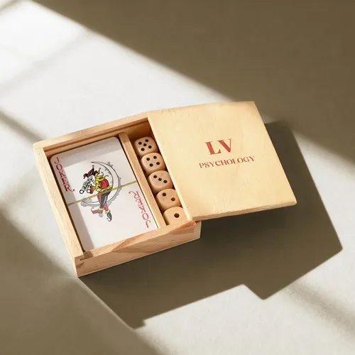 Set de Jeu en Bois Personnalisable - Cartes et Dés en Coffret