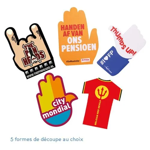 Main géante en carton