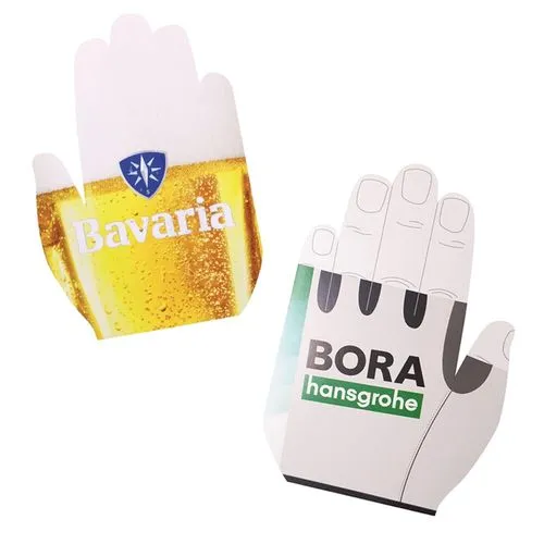 Main géante en carton