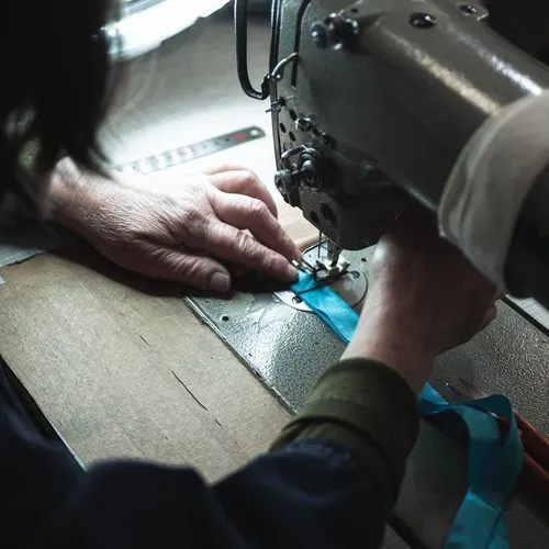 Médaille en bois gravée avec carte