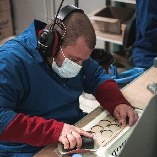 Médaille en bois gravée avec carte
