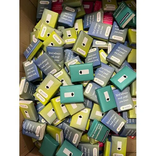 Paquets de mouchoirs avec emballage en papier personnalisable