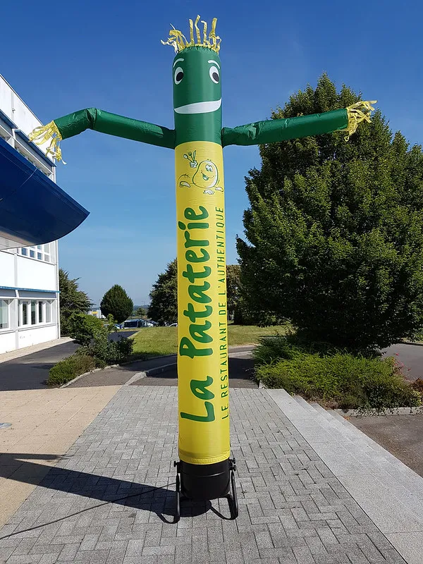 Gonflable skydancer en mouvement continue.