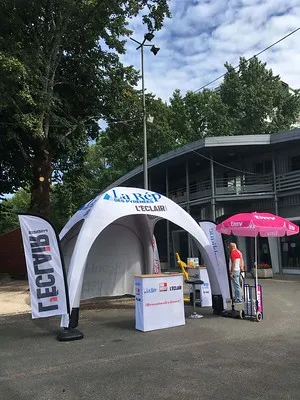 Conception de tente gonflable comme abri.