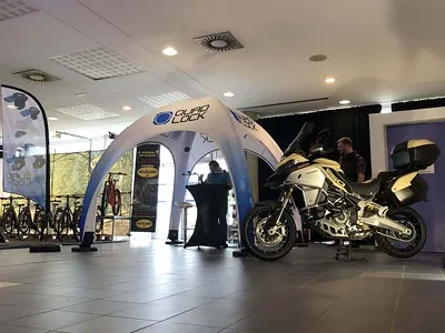 Conception de tente gonflable comme abri.