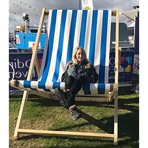 Un transat géant publicitaire original pour un évènement.