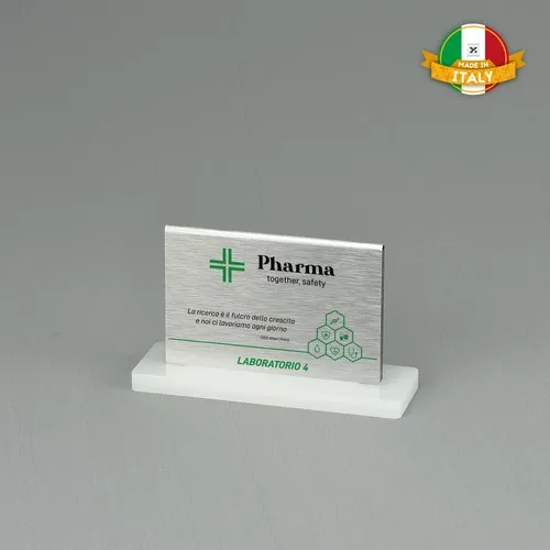 Trophée en métal et base en plexiglass personnalisable