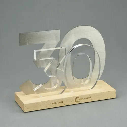 Trophées multi-matériaux personnalisables